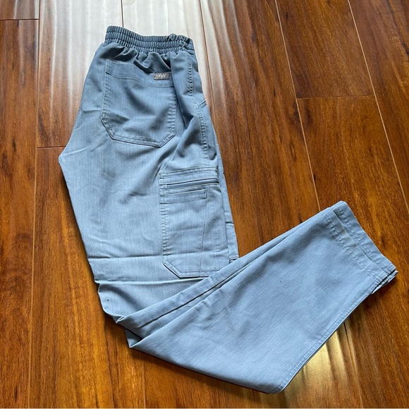 Figs Scrub set: XS BOTTOMS, small top. In a pale denim Color - Picture 4 of 10